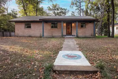 Image de 1957 Restored Bungalow with Beautiful Backyard Patio!