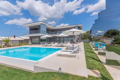 Image de Villa de luxe 5 chambres avec piscine privée chauffée près de la côte