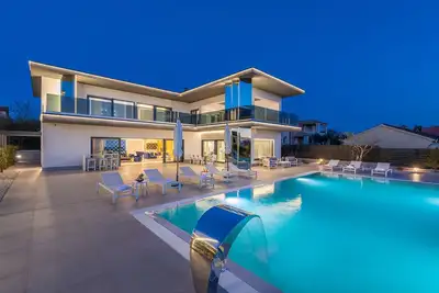 Image de Élégante villa 5 chambres avec piscine d'eau salée chauffée et intérieurs chics près de la côte