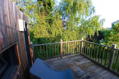 Image de Chalet à la campagne, au calme et au cœur d'un jardin arboré.