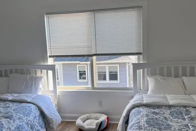 Image de New Charming 2-bdrm sleeps 8: beach badges, ctrl a/c, grill, 1 blk to beach