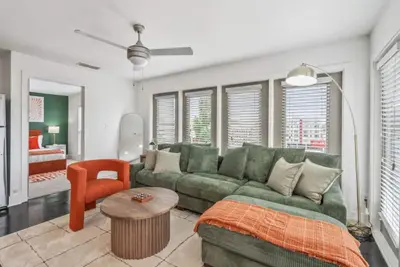 Image de Chic 2br | King Bed |Balcony| Krog Mrkt | Beltline
