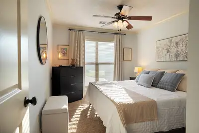 Image de 3br 2ba Cozy Home • Fenced in Backyard • Quiet Neighborhood • Pets Welcome