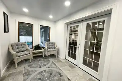 Image de Lake Michigan Retreat. Spacious 4-bedroom home on wooded lot across from lake.