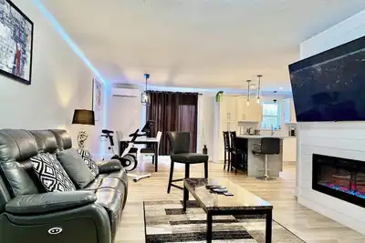 Image de Modern Vac Home, Private Hot Tub, Close to Airport