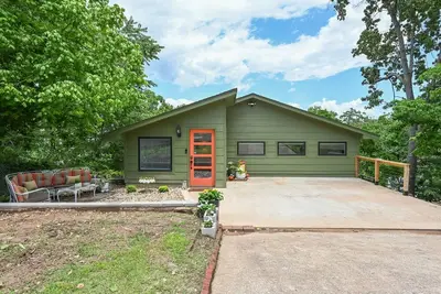 Image de That 70's Lake Front Home w Dock 2-bedroom house, Hot Tub & Fire Pits in Eucha!