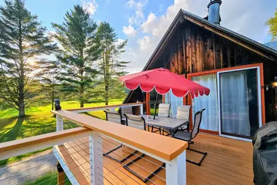 Image de Cozy cabin >> Hottub, WiFi, Ac. Easy access to outdoors activities year around