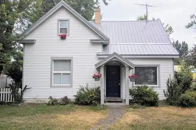 Image de Charming Historic Farmhouse centrally located to Yellowstone Entrances