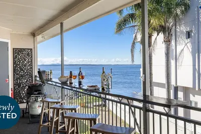 Image de Sandy Point Escape - waterfront apartment, walk into pristine waters, walk to beach