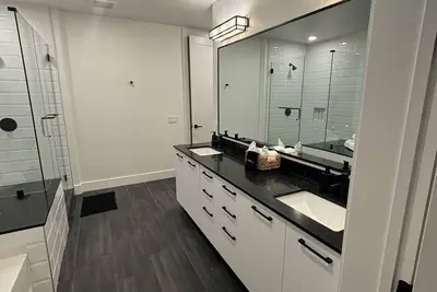 Image de High Rise Luxury with Epic Views and Resort Style Amenities.