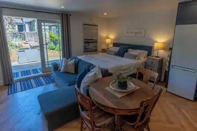 Image de Stylish Garden Cottage w/Bunkie, fenced yard + off-leash dog park!