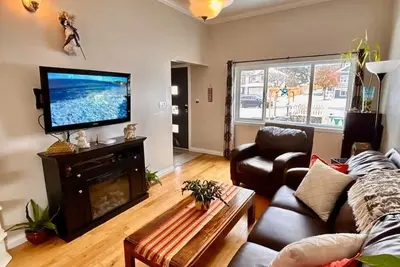 Image de Cozy, Relaxing Family-Sized House/near the ferry, parks, shopping & downtown!