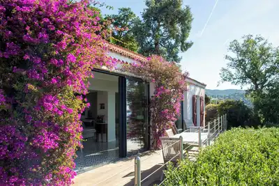 Image de Charmante Maison avec Vue sur la Mer, Nichée dans les Hauteurs de Pramousquier