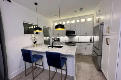 Image de Luxurious Living: Experience the Best of Galleria 2-Bedroom Condo & 2 Car Garage