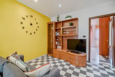 Image de GuestHost - Comfortable 60 sqm apartment, perfect for a stay of 2 people, located on the third floor of a building without a lift. The property is located in the Vanchiglietta district, in an area full of services and well connected to the center of Turin
