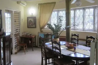 Image de Luxurious 2-bedroom condo centrally located in Kingston with WiFi, Ac and Cable