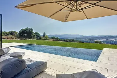 Image de 180° Grand Luberon - Gordes\nà 500m du centre et du château, avec vue panoramique