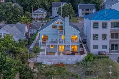 Image de On Beach 3bd+Loft: Sauna|HotTub|Billard|FencedDeck