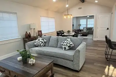 Image de \"Golden Retreat –3br/2ba Escape\" located in the top neighborhood in Madera