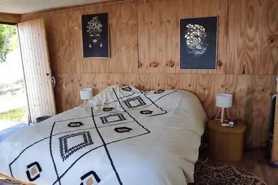 Image de Cabane en bois sur pilotis au Lac du Der – Évasion nature & charme insolite