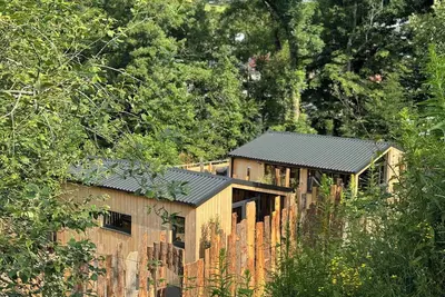 Image de 2 Tiny Houses avec terrasse et bain nordique pour un séjour insolite en groupe