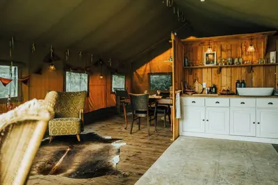 Image de Beautiful luxury furnished tent in the countryside