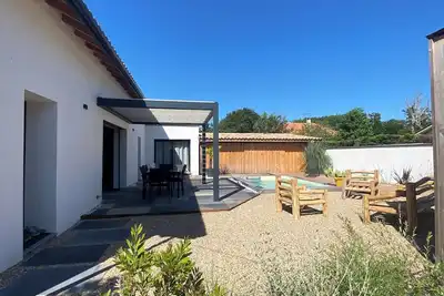 Image de maison bord de mer avec piscine