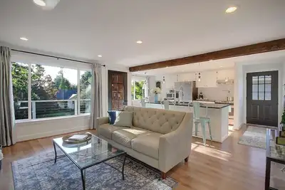 Image de Chic & Comfy Upper 2b @Dt Kirkland | Walk to Lake