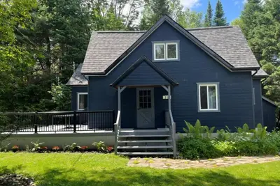 Image de Stylish and Serene Chalet Escape. \nLake access w canoe, kayaks, paddleboards