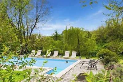 Image de Nouveau! bord de rivière, piscine privée, à pied du village, four à pizza, Wifi
