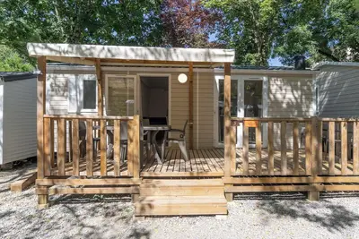 Image de Mobil-home 'Confort B - 1-6 Pers' avec piscine partagée, terrasse privée et jardin commun
