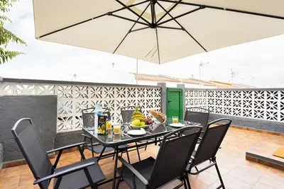 Image de TenoHomes Ocean-View Family Home with Solarium