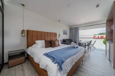 Image de |Ahead| Spacious loft with king bed and parking