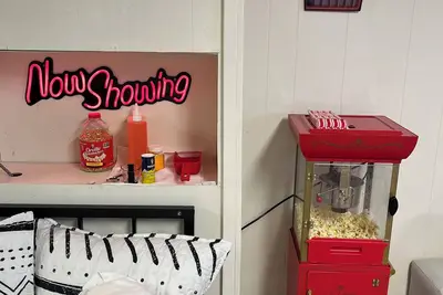 Image de Theater Vibes with 7 Comfy beds!