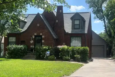 Image de Charming Tudor Retreat in Perfect Location with Fenced Yard and Garage