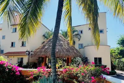 Image de Quiet, relaxing 2-bedroom gated condo w/Ac in Ixtapa - 3 blocks from the beach!