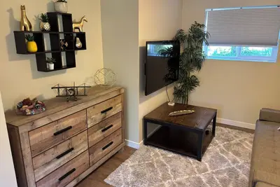 Image de A bright and cozy 1-bedroom basement suite is nestled in a lush garden setting