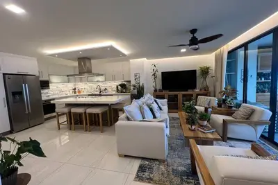 Image de Newly remodeled beach apartment