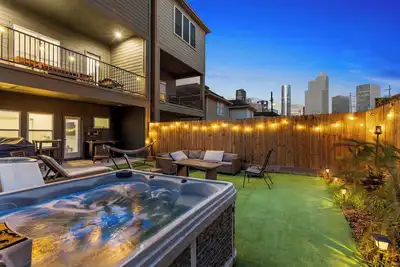 Image de Stylish 4br Home Near Downtown/ Montrose - Hot Tub +Games+ Bbq grills+ wine bar