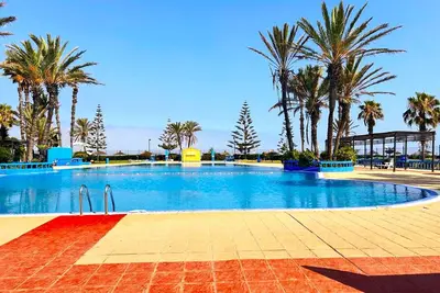 Image de Modern, Bright Apartment Right by the Beach