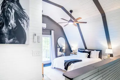 Image de Peaceful 2br Forest Cabin Near Ark W/Fire Pit, Deck & Vaulted Ceilings