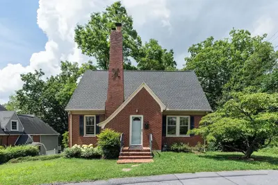 Image de Charming Cape Cod overlooking South River in Waynesboro