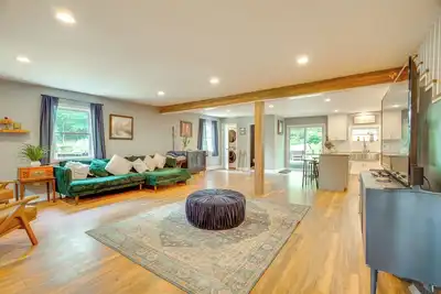 Image de Walk to Putnam Lake: Updated Home w/ Deck