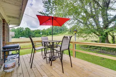 Image de Robbinsville Retreat - Creekside Home w/ Deck!