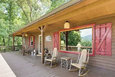 Image de Screened Porch, Deck + Mtn Views: Andrews Retreat!