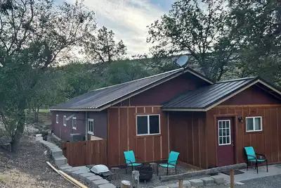 Image de Fly fisherman's dream  2-bed cabin unit across the Hwy from the Deschutes River!