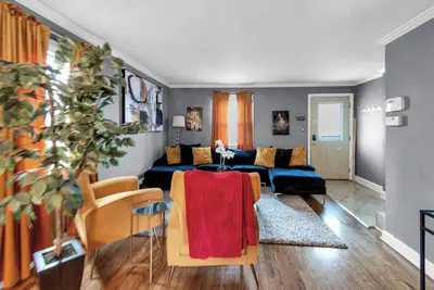 Image de Welcome to Nest Away-your cozy home away from home! Designed for comfort/style.