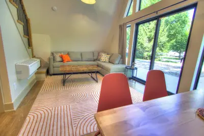 Image de New A-Frame Cabin by Des Moines: Chicory theme