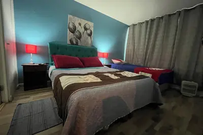 Image de 1 bedroom apartment half block from sta lucia subway station