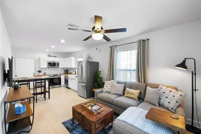 Image de Charming 1-bedroom Cottage - Close to Downtown/Sponge Docks/Beaches/Trails